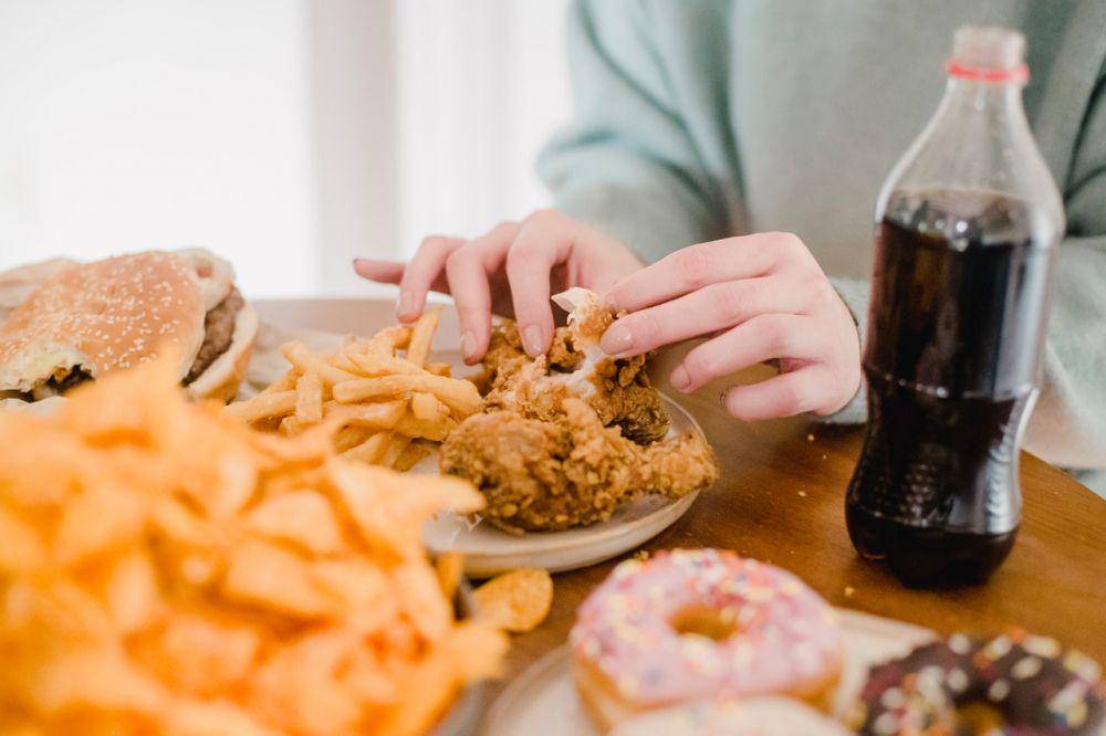 ilustrasi makanan berkolesterol (pexels.com/Tim Samuel)
