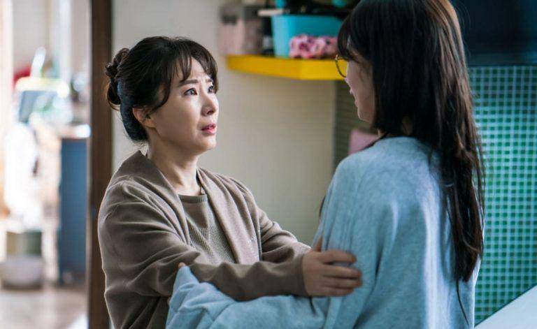 Hwang Young Hee dan Bae Suzy dalam drama While You Were Sleeping (dok.SBS/While You Were Sleeping)