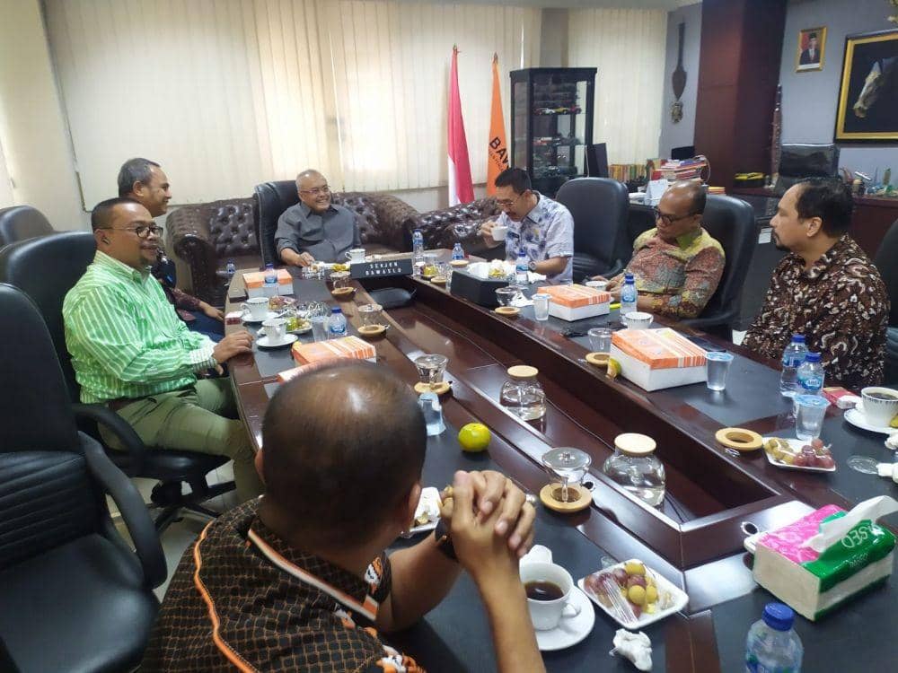 Bupati Labuhanbatu Selatan (Labusel) Edimin memberikan sertifikat tanah hibah untuk pembangunan kantor Bawaslu Kabupaten Labusel. (Dok. IDN Times)