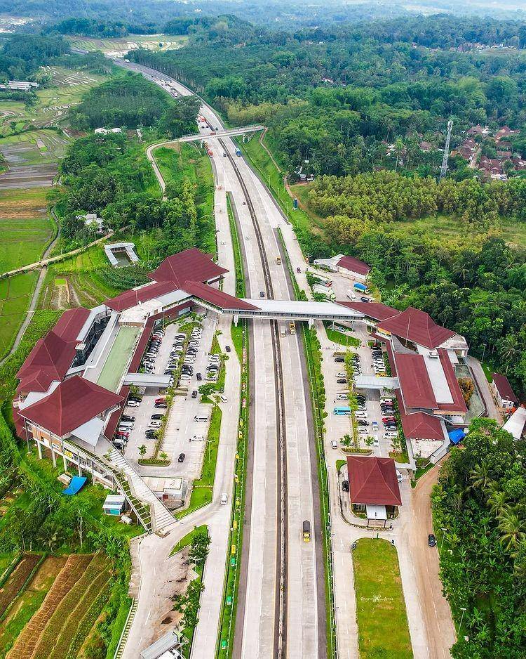 Rest Area KM 456A dan 456B Jalan Tol Semarang-Solo (instagram.com/onepointouw_aerial)