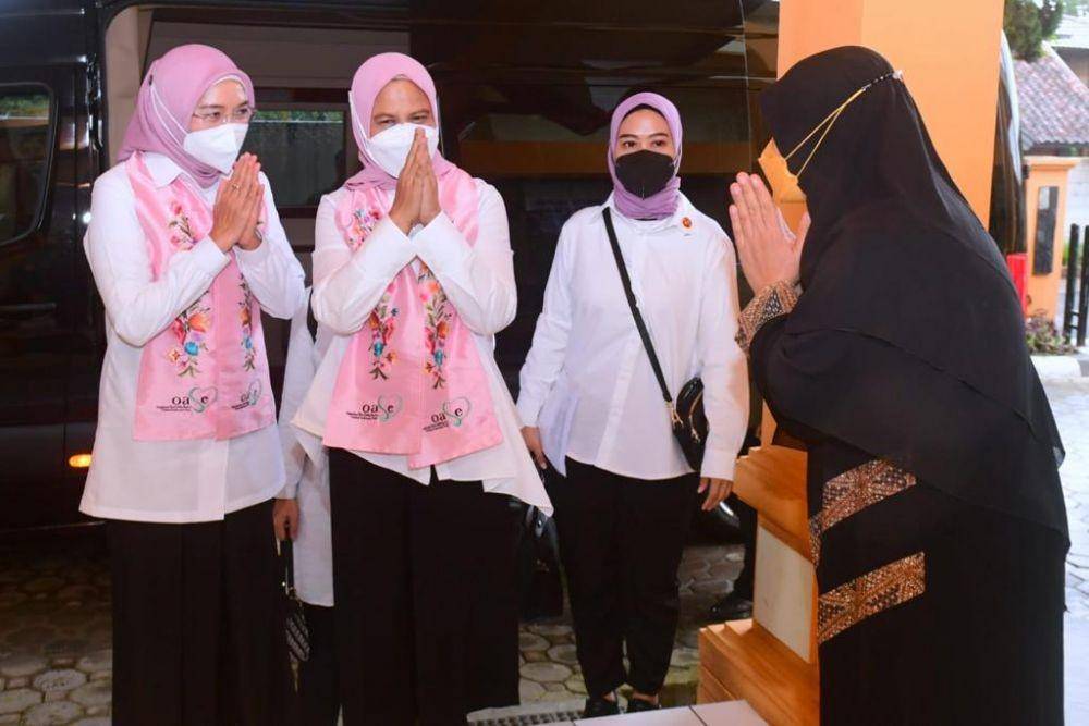 Ibu Iriana Joko Widodo dan Ibu Wury Ma’ruf Amin bersama anggota Organisasi Aksi Solidaritas Era Kabinet Indonesia Maju (OASE KIM) melakukan pertemuan dengan penyintas tindak asusila pada Selasa (21/12/2021). (dok. Sekretariat Presiden)