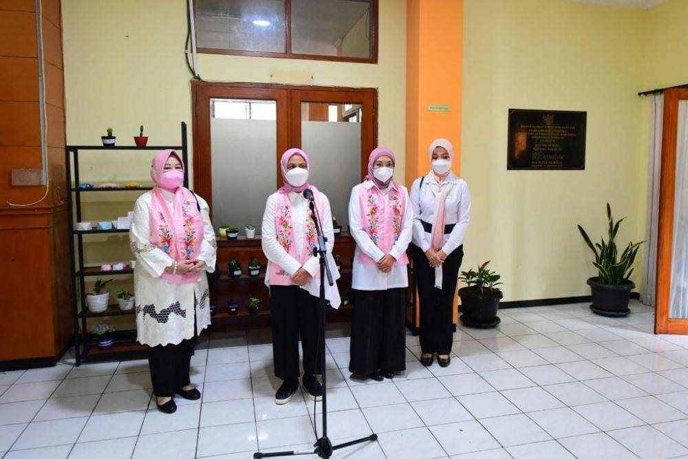 Ibu Iriana Joko Widodo dan Ibu Wury Ma’ruf Amin bersama anggota Organisasi Aksi Solidaritas Era Kabinet Indonesia Maju (OASE KIM) melakukan pertemuan dengan penyintas tindak asusila pada Selasa (21/12/2021). (dok. Sekretariat Presiden)