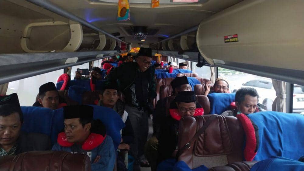 Para delegasi anggota NU Jatim diberangkatkan ke Muktamar NU ke-34 di Lampung. Dok. Pengurus LKK NU Jatim.