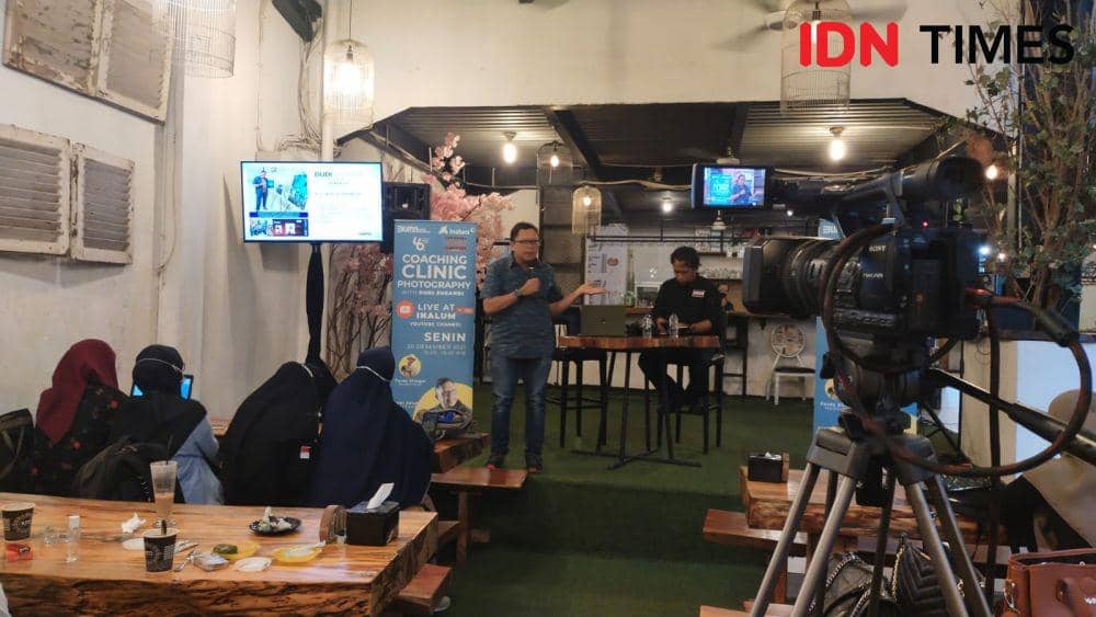 Coaching Clinic Photography bersama Dudi Sugandi dalam rangka memeringati HUT Ke-46 PT Inalum yang berlangsung di Kito Floral Cafe Medan, Senin (20/12/2021).(IDN Times/Arifin Al Alamudi)