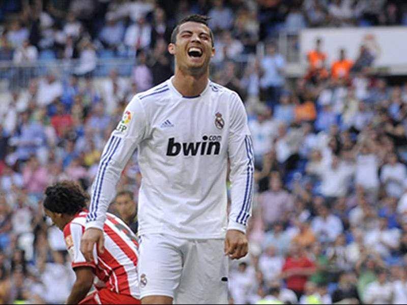Cristiano Ronaldo merayakan gol ke gawang Almeria. (goal.com)