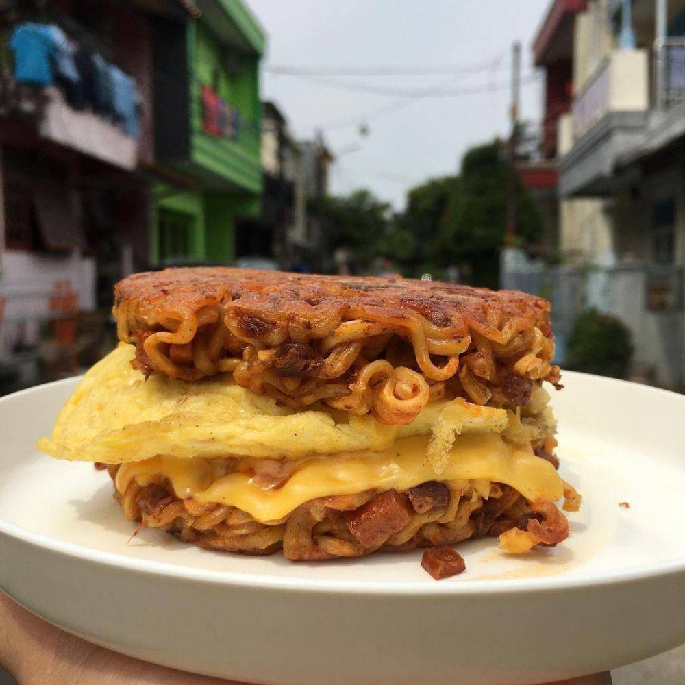 Burger mi goreng (instagram.com/inideswita)