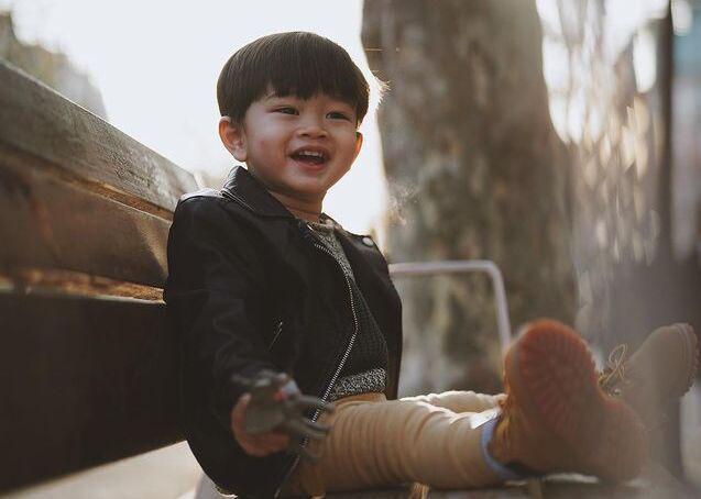 10 Potret Zayn, Putra Syahnaz dan Jeje di Barcelona yang Bak Model