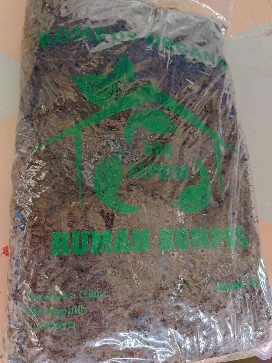 Pupuk kompos kemasan 5 kilogram yang diproduksi oleh KBA Keputih. (dok. Pribadi/Dahli Anggara)