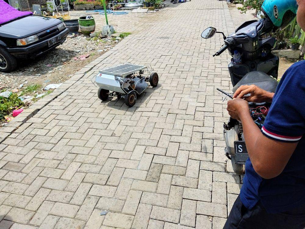 Robot pengecek suhu yang dibuat secara autodidak oleh warga. (dok. Pribadi/Dahli Anggara)