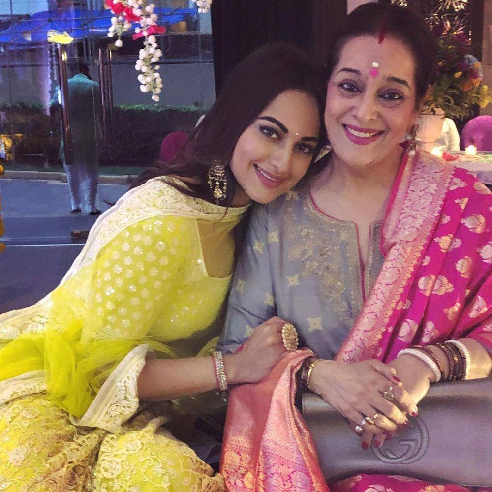 Sonakshi Sinha dan Poonam Sinha (instagram.com/aslisona)