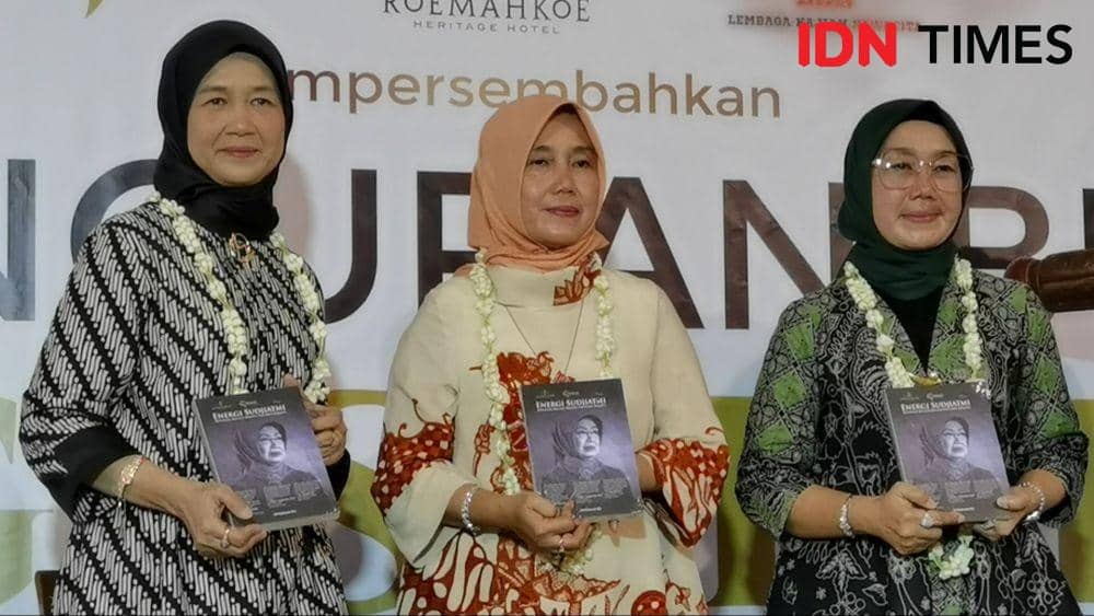 3 Adik Jokowi Datangi Peluncuran 2 Ribu Buku Sudjiatmi di Solo