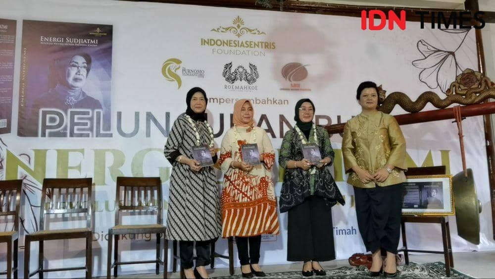Tiga adik Presiden Jokowi hadiri peluncuran buku Energi Sudjiatmi. IDNTimes/Larasati Rey