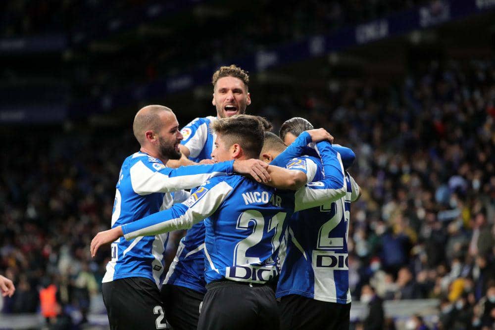 Para pemain Espanyol melakukan selebrasi gol. (football-espana.net)