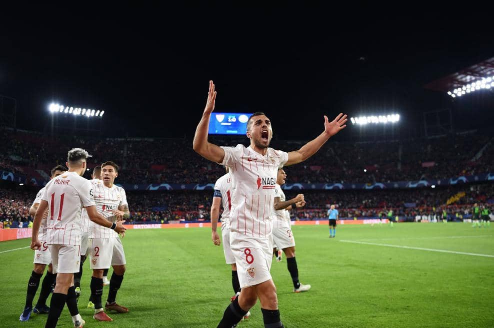Para pemain Sevilla melakukan selebrasi gol. (uefa.com)