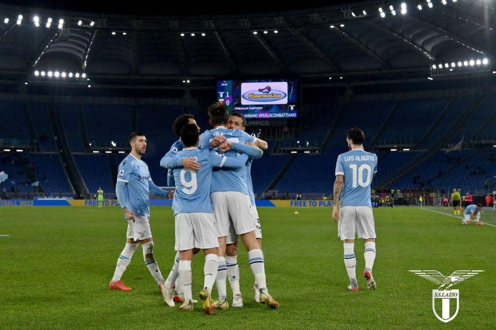 Para pemain Lazio melakukan selebrasi gol. (twitter.com/OfficialSSLazio)