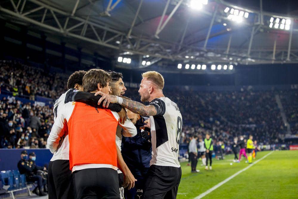 Para pemain Valencia melakukan selebrasi gol. (twitter.com/valenciacf_en)