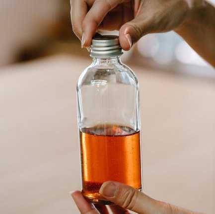 Ilustrasi memasukkan ke botol (pexels.com/@sarah-chai)