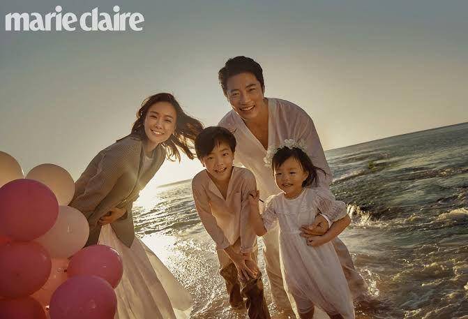 pemotretan keluarga Kwon Sang Woo (dok. Marie Claire Magazine)