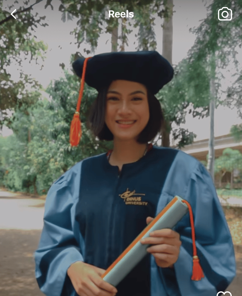 10 Momen Wisuda Online Hana Saraswati, Bareng Mama dan Adik Tercinta