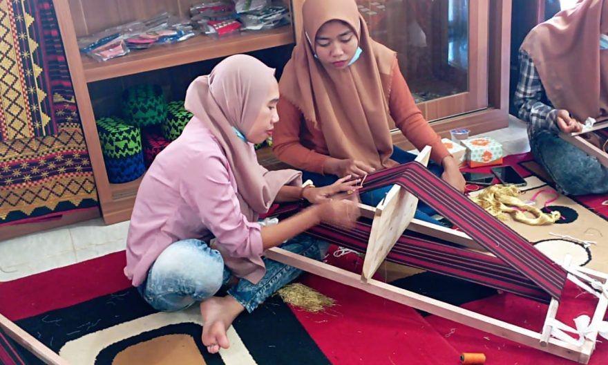 UBL Latih Perajin Tapis Pemula, Berdayakan Ekonomi dan Lestarikan Budaya