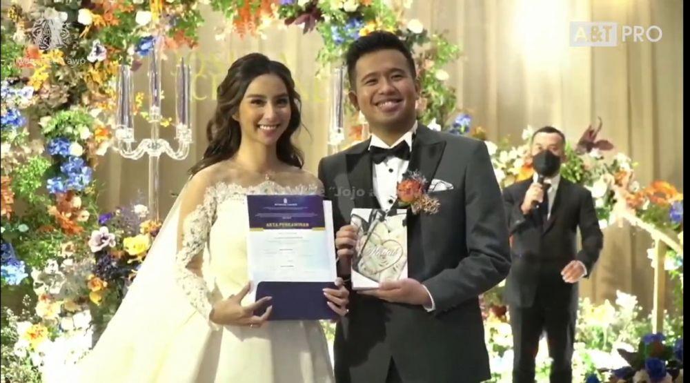 12 Momen Haru nan Syahdu Pemberkatan Nikah Joshua dan Clairine Clay