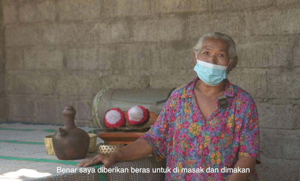 Penerima bantuan beras dari kegiatan KREDIBALI (YouTube.com/Jejak Literasi Bali)