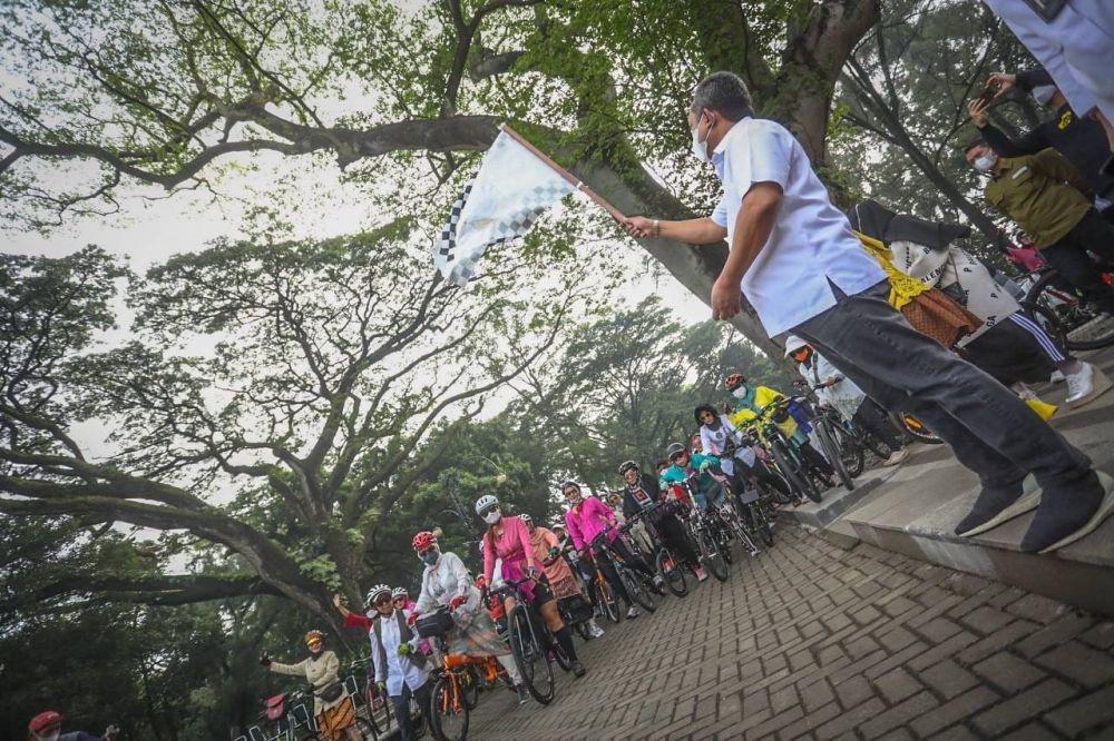 Hari Ibu, 100 Ibu-ibu Bersepeda Keliling Kota Bandung