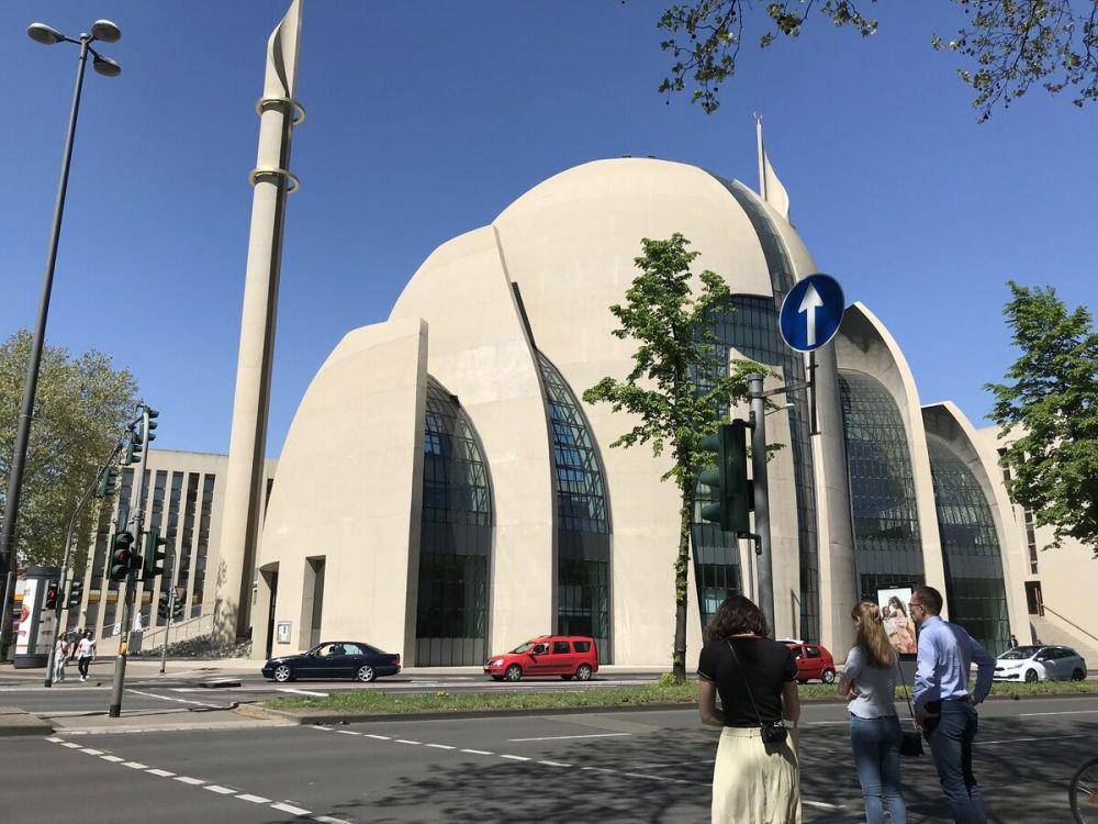 Cologne central mosque di Jerman (atlasobscura.com)