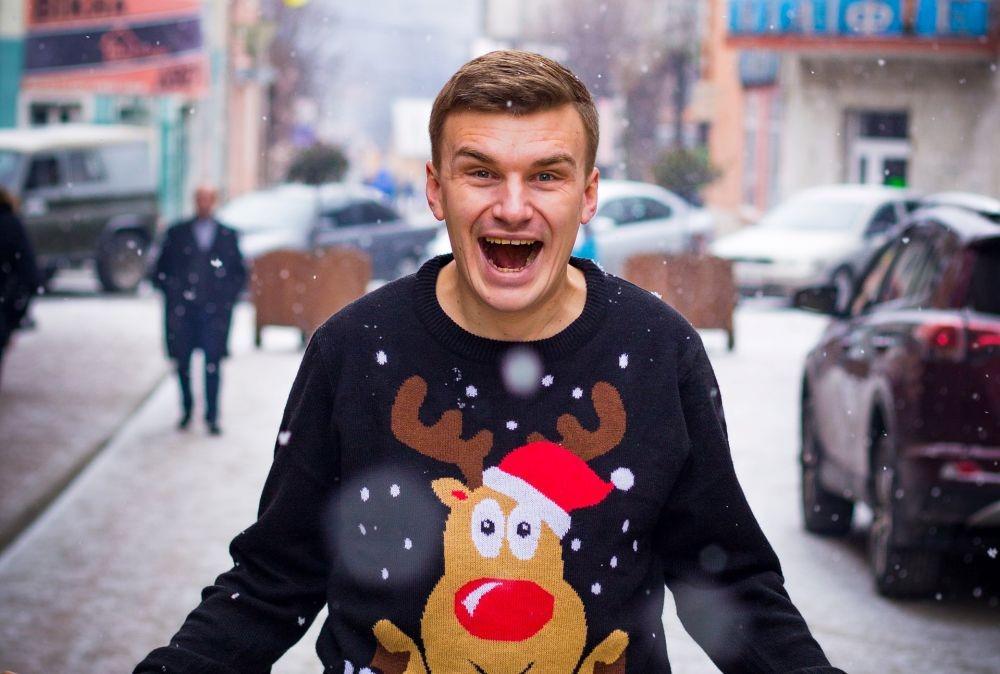 5 Inspirasi Outfit Pria Bernuansa Natal Tanpa Terkesan Childish