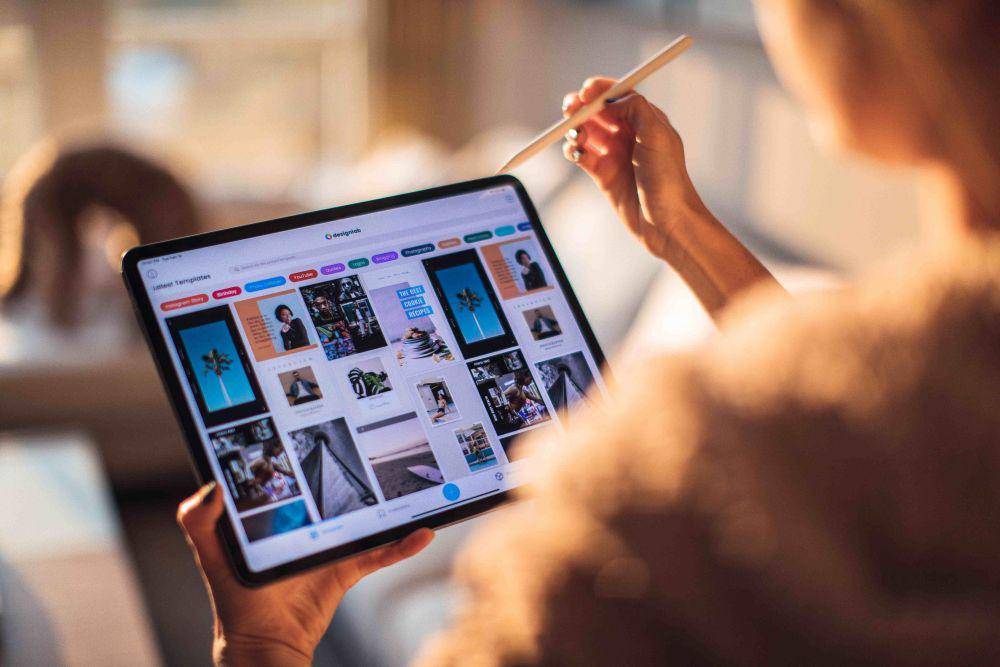 Ilustrasi melihat layar tablet (Pexels.com/Roberto Nicson)