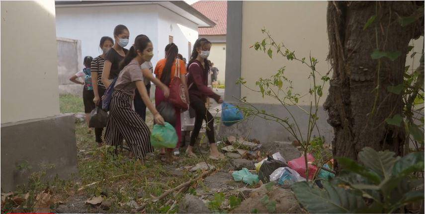 Siswa-siswi KREDIBALI mengumpulkan sampah plastik yang sudah dipilah agar bisa mengikuti pembelajaran di KREDIBALI (youtube.com/Jejak Literasi Bali)