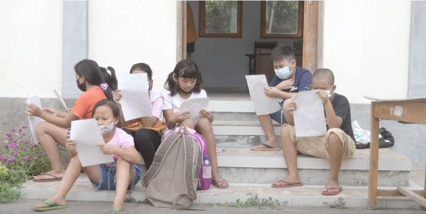 potret siswa-siswi KREDIBALI sedang belajar (youtube.com/Jejak Literasi Bali)