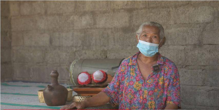Salah satu lansia penerima bantuan beras dari KREDIBALI (youtube.com/Jejak Literasi Bali)