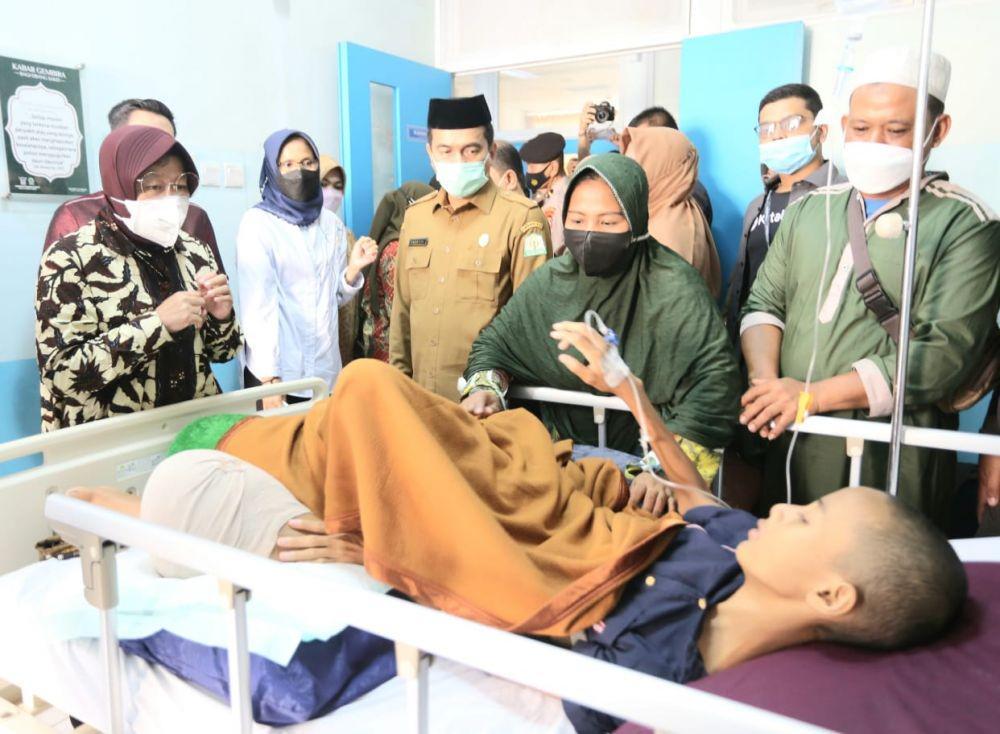 Jenguk Bocah  Pengidap Kanker Ganas, Risma Tegaskan Tak Pilih-Pilih