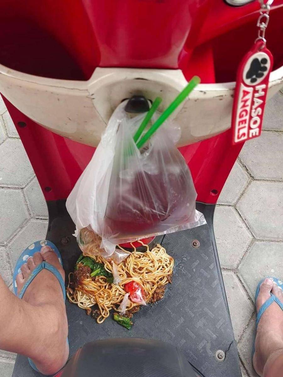 momen apes saat makan mi (twitter.com/orangrecehbet)