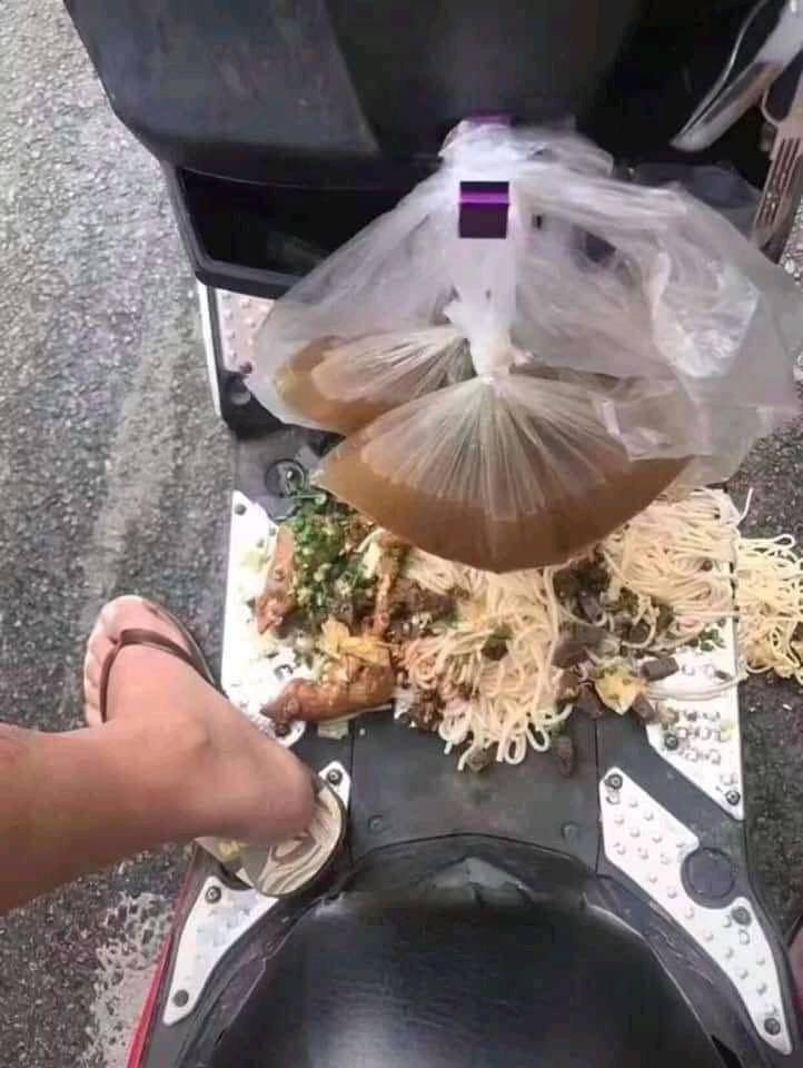 momen apes saat makan mi (twitter.com/orangrecehbet)