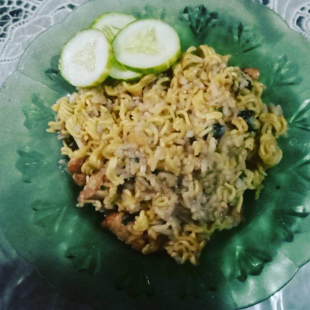 Ilustrasi nasi goreng pop mie (instagram.com/fay.shalamar)