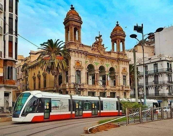 tram yang melintas di depan Place d'Armes, Oran (instagram.com/abd_ou_ch)