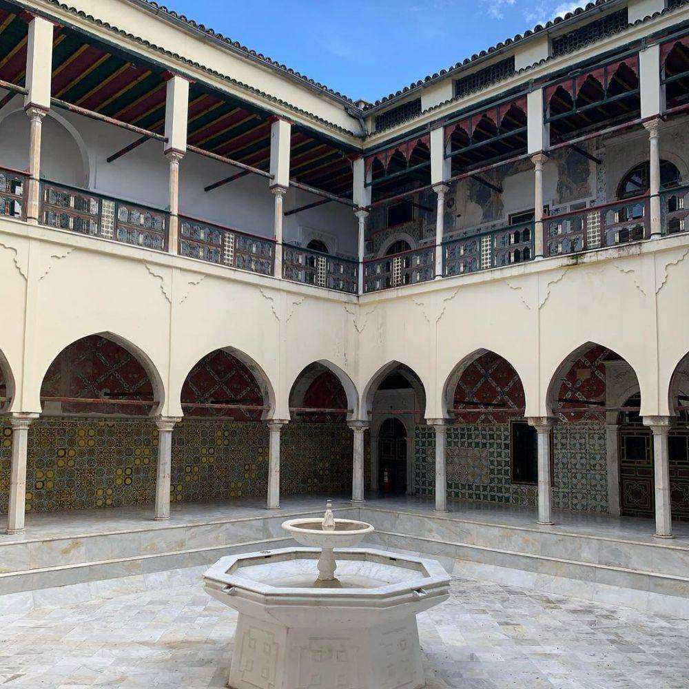 bagian dalam Ahmed Bey Palace di Oran (instagram.com/around_wonderworld)