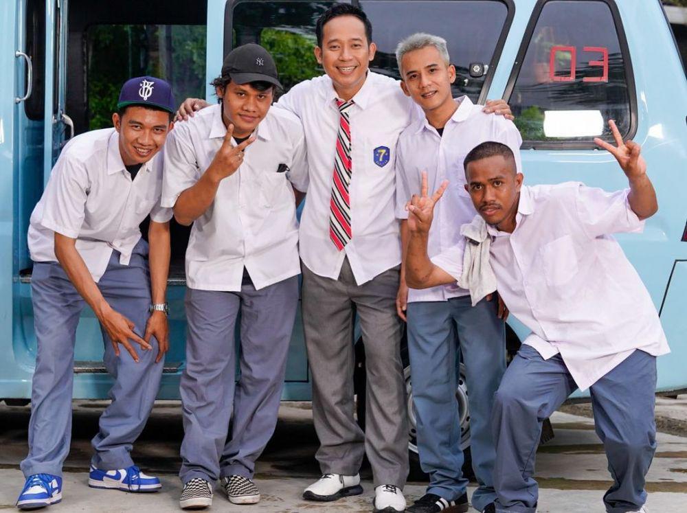 Back to School, 10 Potret Denny Cagur dan Kawan-Kawan Pakai Seragam