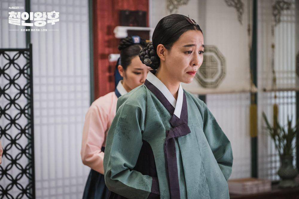 Choi Sanggung, dayang kepala istana Ratu Cheorin di drama Mr. Queen (dok. tvN/Mr. Queen)