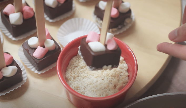 ilustrasi memberi topping (youtube.com/pufflova)