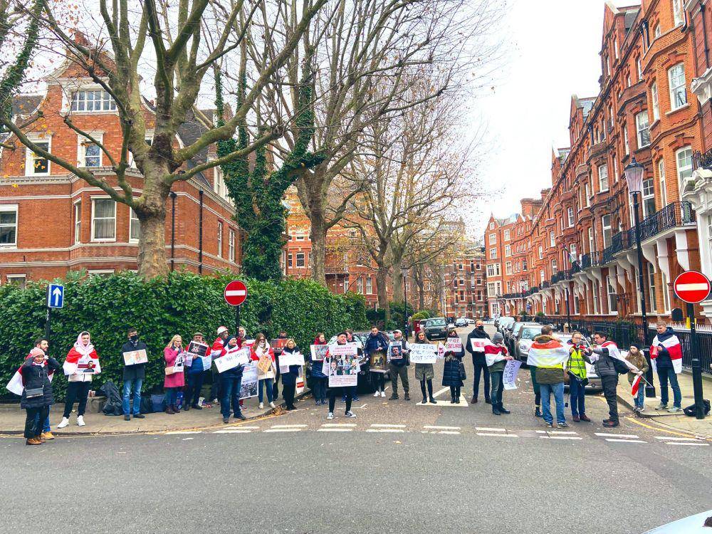 Protes di depan Kantor Kedubes Belarusia di London, Inggris Raya. (twitter.com/AlexKokcharov)
