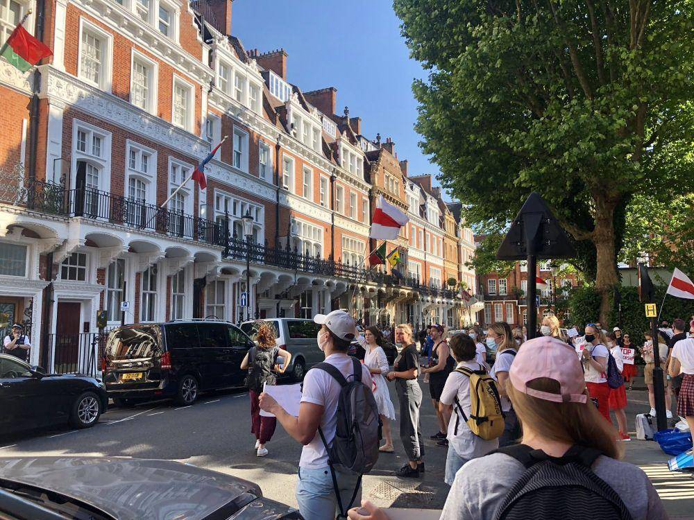 Protes di depan Kantor Kedubes Belarusia di London, Inggris. (twitter.com/AlexKokcharov)