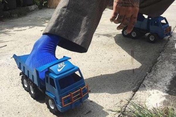 10 Potret Alas Kaki Absurd Ini Bikin Gagal Terlihat Fashionable