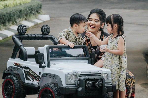 10 Gaya Pemotretan Terbaru Kahiyang Ayu Bareng Dua Buah Hatinya