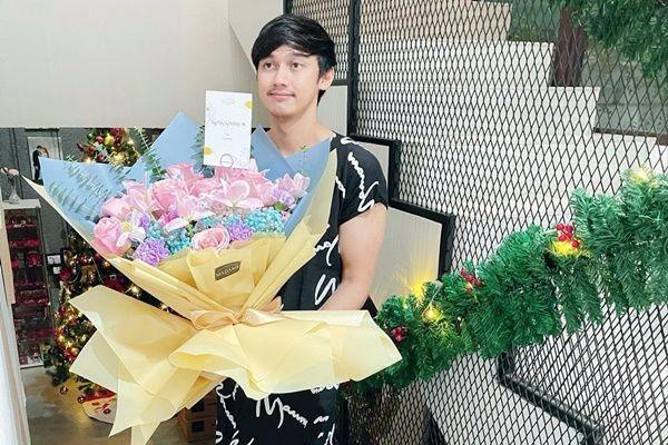 9 Potret Caesar Hito Pakai Daster, Tingkahnya Kocak Banget