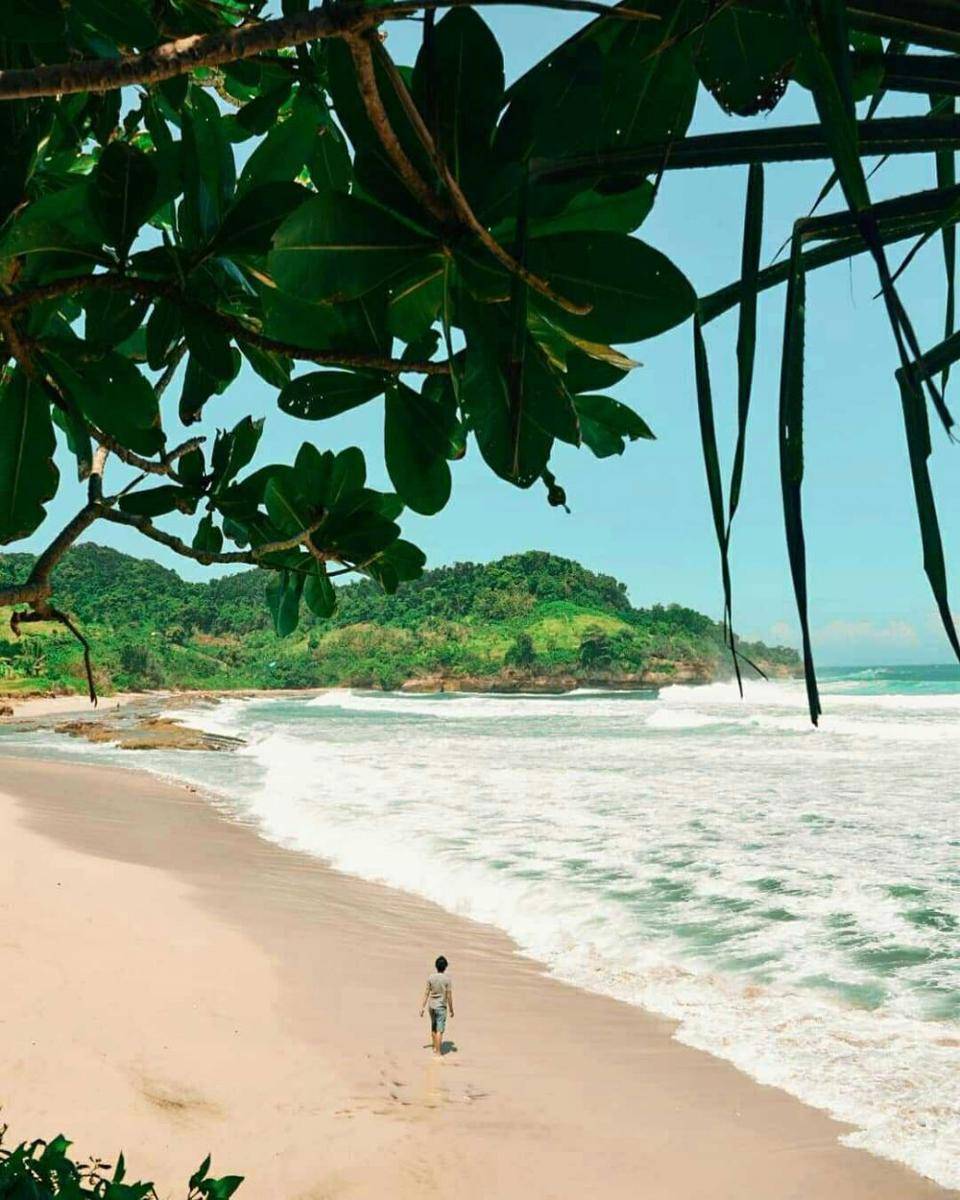 Pantai Molang (instagram.com/jalanjalandijawa)