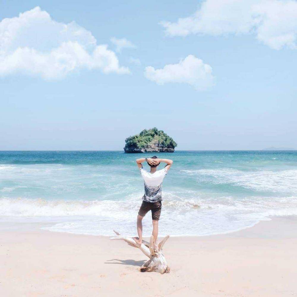 Pantai Sioro (eru.id)