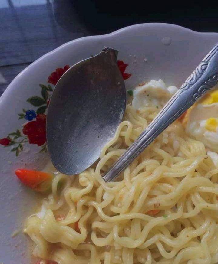 momen apes saat makan mi (instagram.com/wkwkland_real)